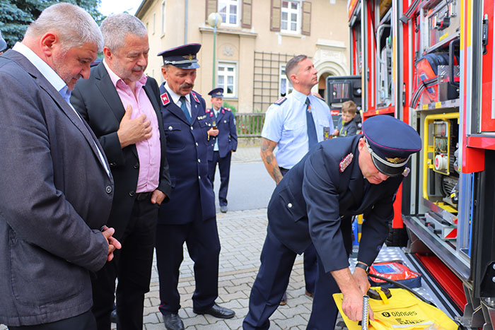 Begutachtung des neuen TLF´s, v. l. Bürgermeister Peter Mühle, Landrat Michael Geisler, Udo Krause, Vorsitzender des Kreisfeuerwehrverbandes Sächsische Schweiz-Osterzgebirge e. V. sowie der stellv. Gemeindewehrleiter für Technik Kay-Uwe Rehn