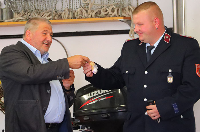 Übergabe des Fahrzeugschlüssels an Ortswehrleiter Michael Förster durch den Bürgermeister Peter Mühle