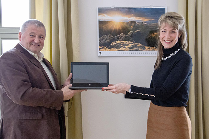 Übergabe Notebook Schillerschule