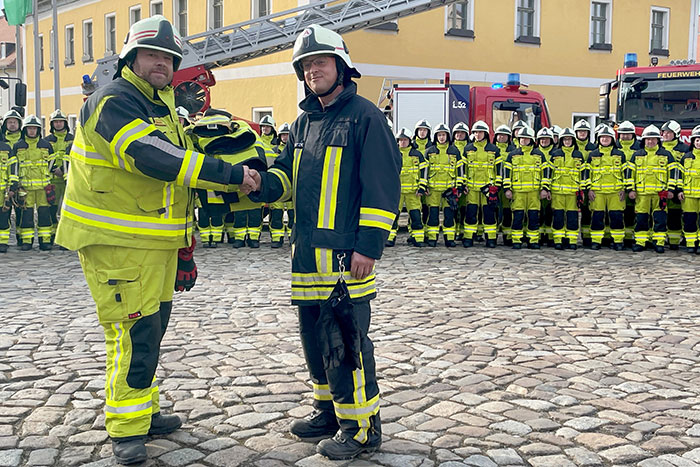 Gemeindewehrleiter Stefan Ullmann übergib die neue Einsatzbekleidung dem stellvertretenden Wehrleiter Frank Grützner aus Rückersdorf Gemeindewehrleiter Stefan Ullmann übergib die neue Einsatzbekleidung dem stellvertretenden Wehrleiter Frank Grützner aus Rückersdorf