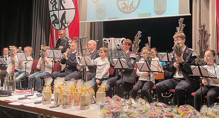 Zur Eröffnung der Jahreshauptversammlung spielte das Schalmeienorchester Polenz gemeinsam mit dem Nachwuchs