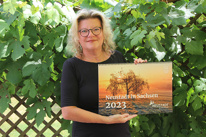 Anett Wolf vom Tourismus-Service-Zentrum präsentiert den neuen Kalender Anett Wolf vom Tourismus-Service-Zentrum präsentiert den neuen Kalender