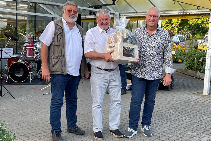 Bürgermeister Peter Mühle mit Marc Maas vom Partnerschaftsausschuss der Partnergemeinde Kehlen in Luxemburg (links) und Harald Assfalg, Vorstand Kulturkreis Meckenbeuren e. V. (rechts)