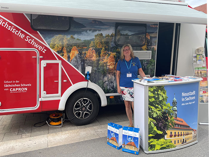 Anett Wolf mit dem Tourismus-Mobil Anett Wolf mit dem Tourismus-Mobil