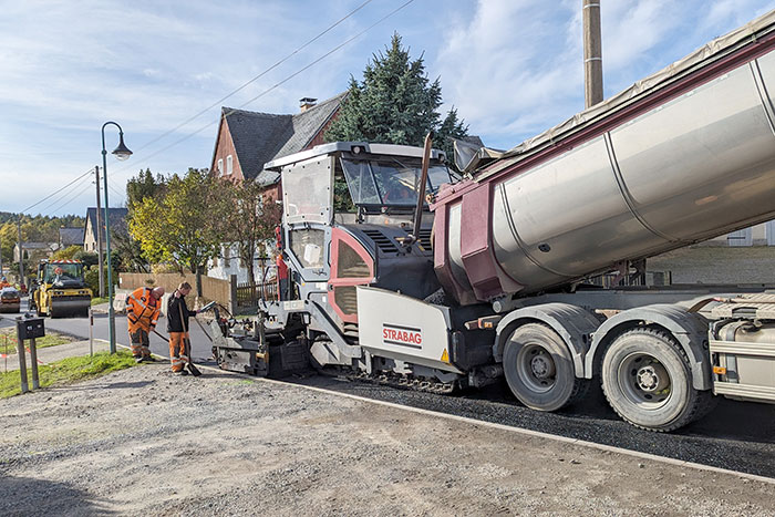 Asphalteinbau auf der Straße Anbau am 10. November 2023