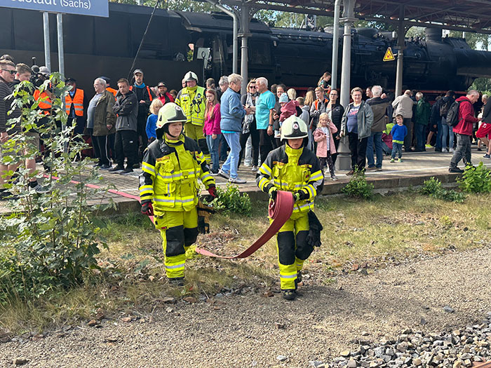 Befüllen der Lok durch die Neustädter Ortswehr Befüllen der Lok durch die Neustädter Ortswehr