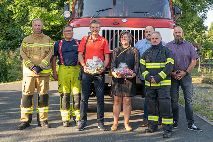 Übergabe der neuen Einsatzbekleidung