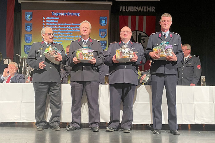 Ein Dank ging an die fleißigen Helfer in der Kleiderkammer, die Kameraden Wolfgang Schäfer, Horst Gersch, Kai Kratel und Sven Knaak