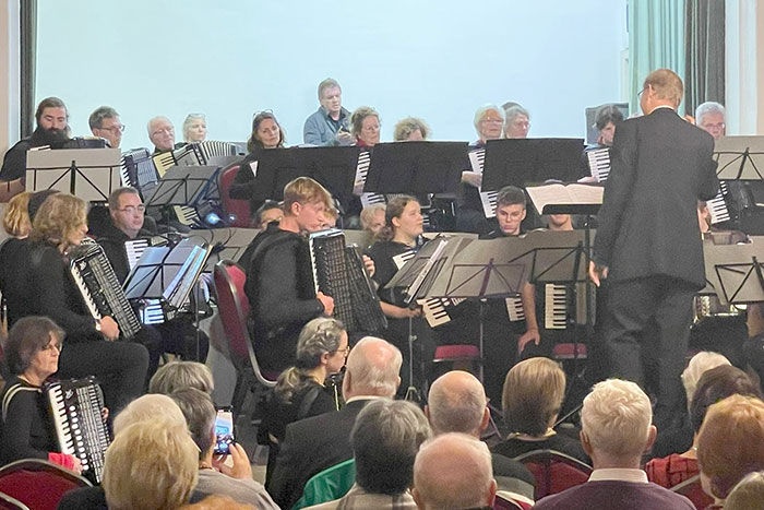  Gemeinsames Musizieren des Akkordeon-Clubs Meckenbeuren und des Dresdner Akkordeonorchesters e. V. beim Konzert im Erbgericht Berthelsdorf 