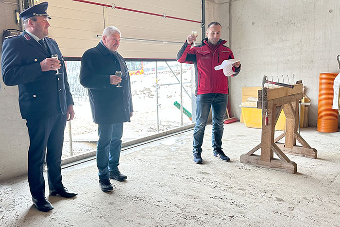 Richtspruch mit Bauleiter, Bürgermeister und Ortswehrleiter