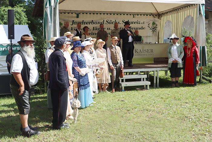 Eröffnung mit allen Veranstaltern und der Geißbockfamilie aus Meckenbeuren (links) und dem Herrschaftspaar (rechts)