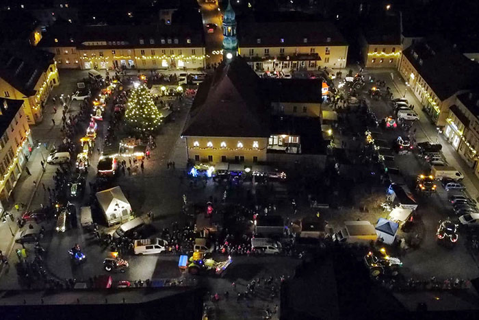Blick auf den Markt mit der Lichtertour