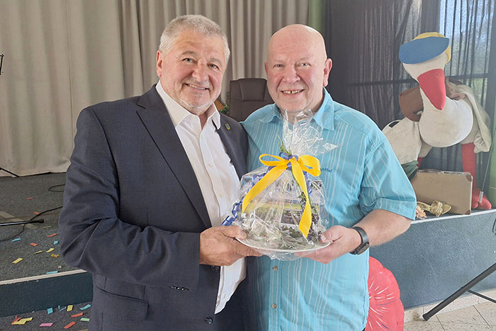 v. l. Bürgermeister Peter Mühle und Schulleiter Klaus Anders v. l. Bürgermeister Peter Mühle und Schulleiter Klaus Anders