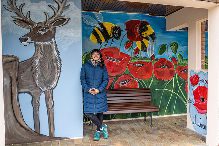  Anett Kade vor ihrem wunderschön gemalten Bild 