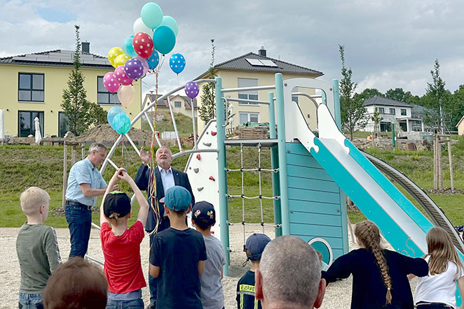 Zur Eröffnung ließen der Bürgermeister (Mitte) und Bauamtsleiter Michael Schmidt (links) gemeinsam mit den Kindern einige Luftballons aufsteigen 
