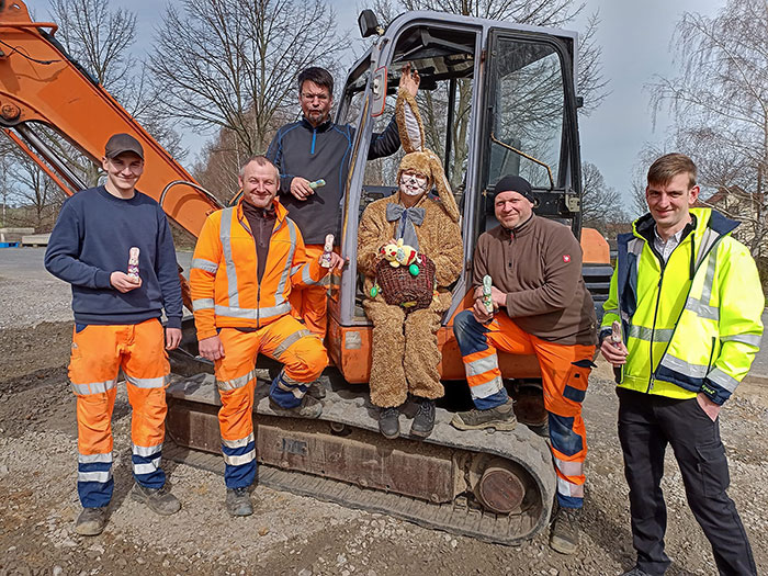  Erinnerungsfoto mit dem Osterhasen und einigen Bauhofmitarbeitern