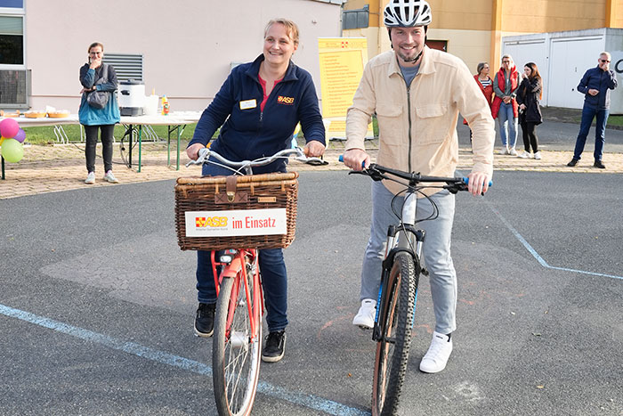 Mary Altmann vom ASB und Bürgermeister Alexander Sachse