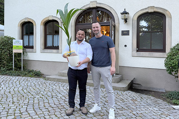  Bürgermeister Alexander Sachse (rechts) und der neue Betreiber Kujtim Shabani