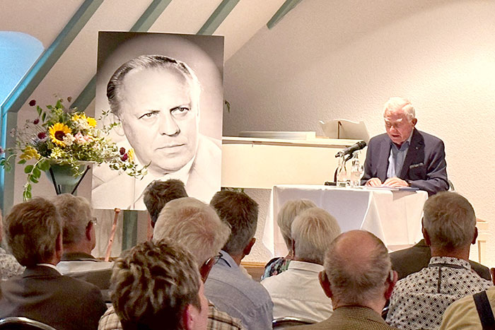 Dr. Gerhard Brendler beim Vorlesen der Laudatio Dr. Gerhard Brendler beim Vorlesen der Laudatio