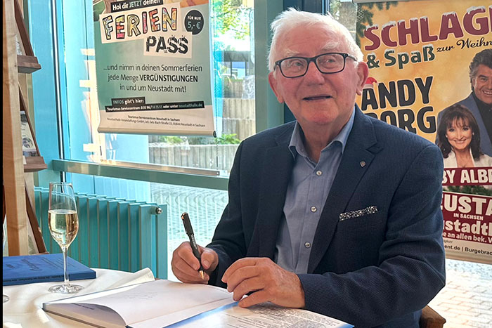 Dr. Gerhard Brendler beim Signieren Dr. Gerhard Brendler beim Signieren