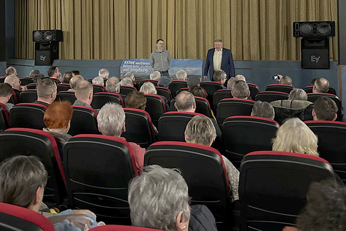 Bürgermeister Peter Mühle (rechts) und Frank Kretzschmar, Mitglied der Bürgerinitiative (vorn stehend links), im Neustädter Kino Bürgermeister Peter Mühle (rechts) und Frank Kretzschmar, Mitglied der Bürgerinitiative (vorn stehend links), im Neustädter Kino