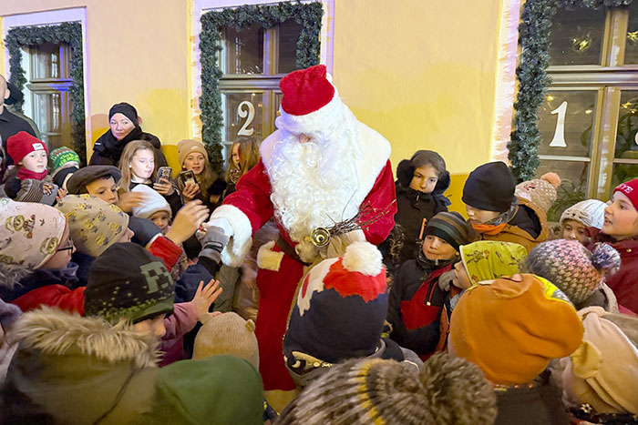 Öffnen des Rathaus-Advents-Kalenders am 1. Dezember