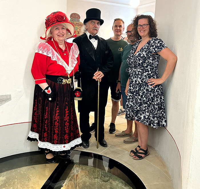 Offizielle Einweihung der begehbaren Glasplatte