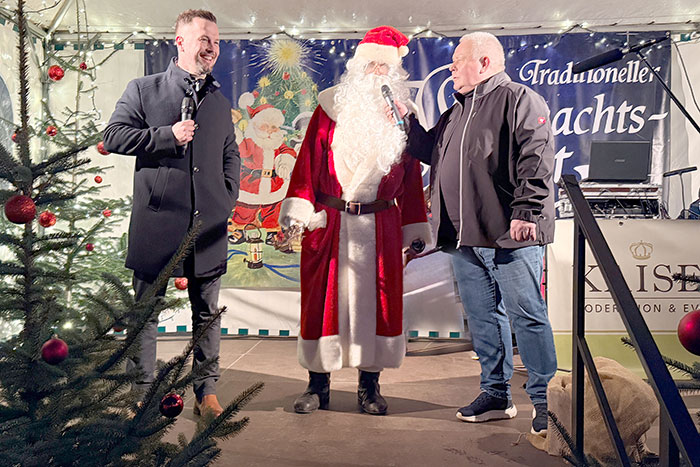 Eröffnung mit Bürgermeister Alexander Sachse, dem Weihnachtsmann und Gerald Kaiser (rechts)