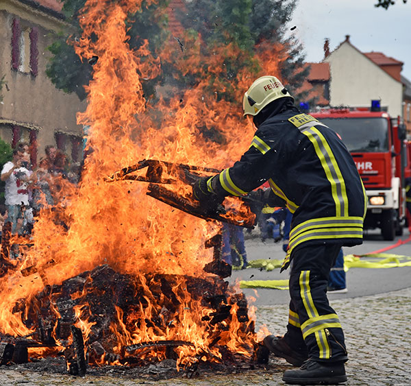 Übung zum Gerätehausfest der Ortswehr Neustadt Übung zum Gerätehausfest der Ortswehr Neustadt